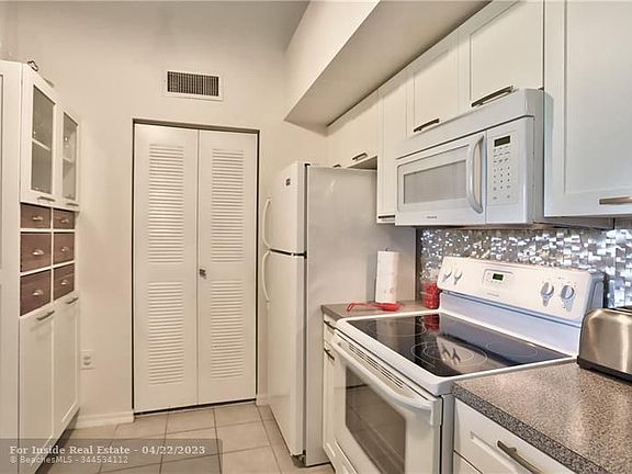4th image of 321 Villa Cir