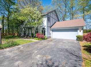 22229 Arbor Cliff Ln, Rocky River, OH 44116