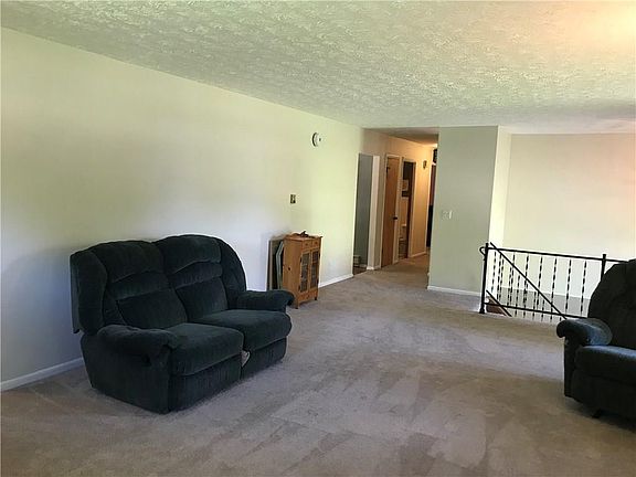 3rd image of 100 Pleasantside Dr