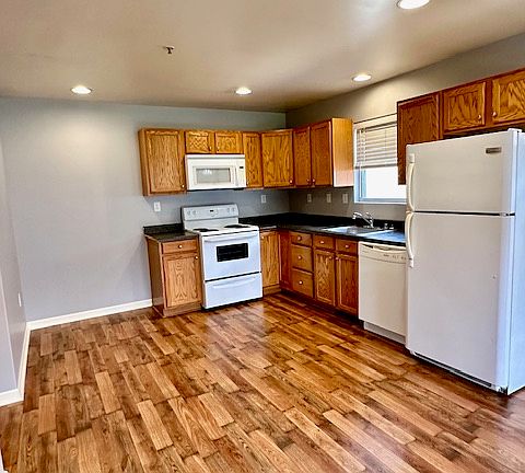 558 Broadway Apt 9 - Kitchen & Dining Area