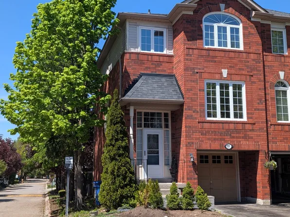 81 Mosaics Ave #62, Aurora, ON L4G 7L5