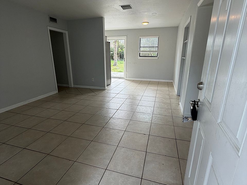 1st image of 12 Laurie Dr NE