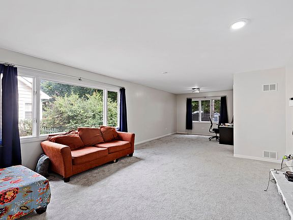 4th image of 7 Woodhead Dr