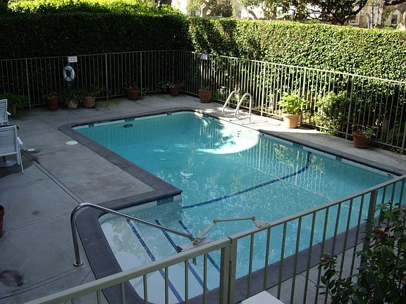 2nd image of 516 San Vicente Blvd