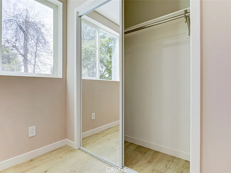 15557 Wyandotte St — Photo 18