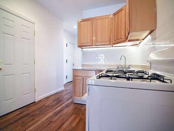 4th image of 211 Green St APT 3R