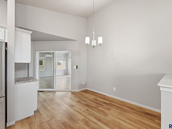 5th image of 905 Fanning St