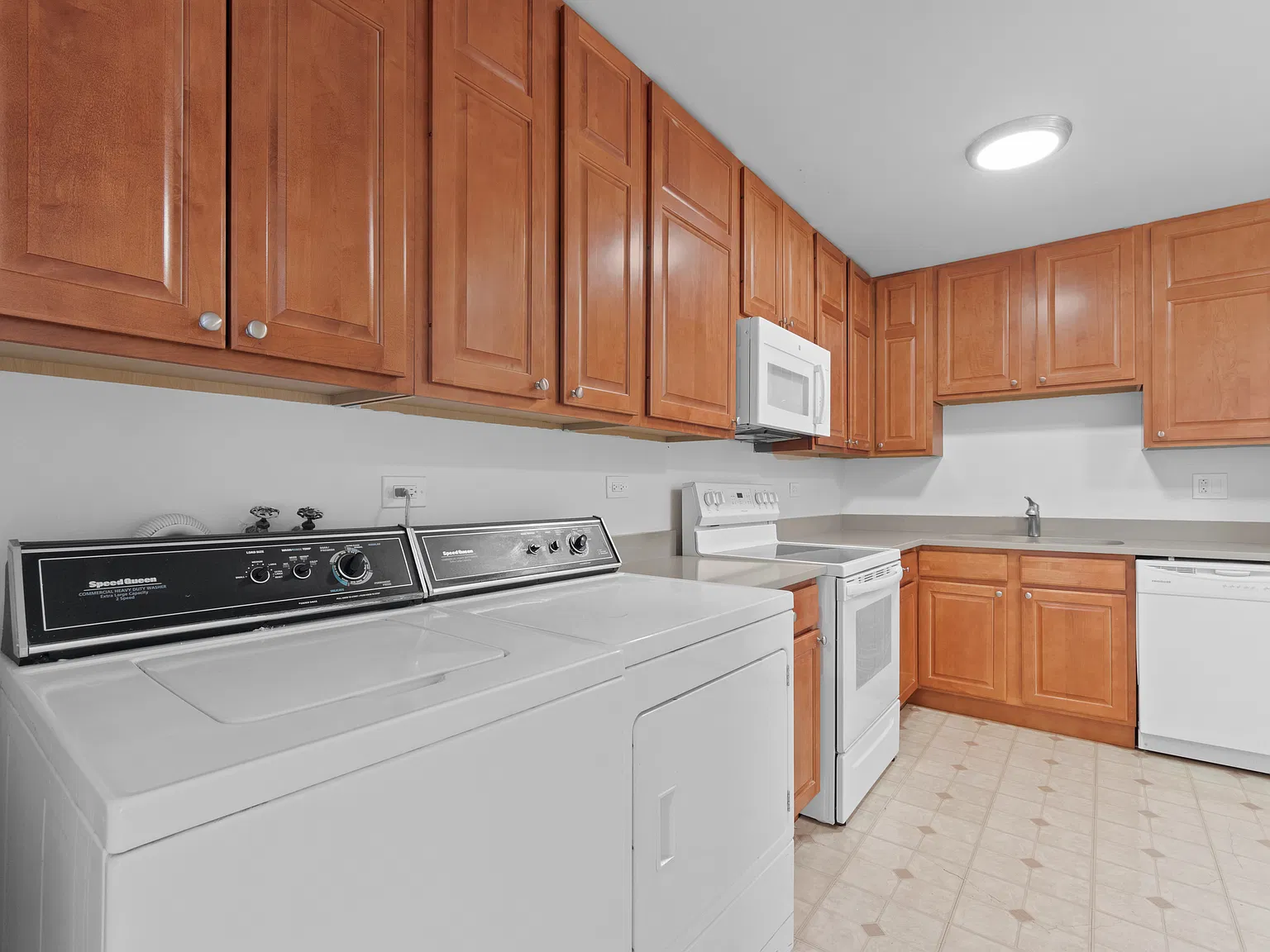 1740 Hinman Ave — Photo 4