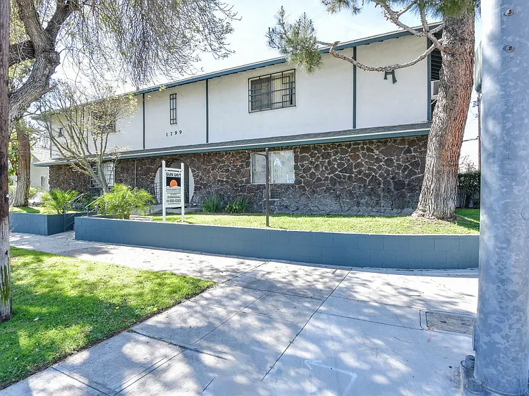 1799 N Hollywood Way — Photo 46