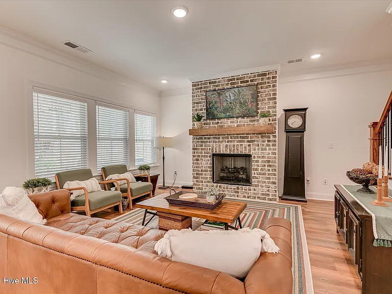 2049 Warbler Dr — Photo 8