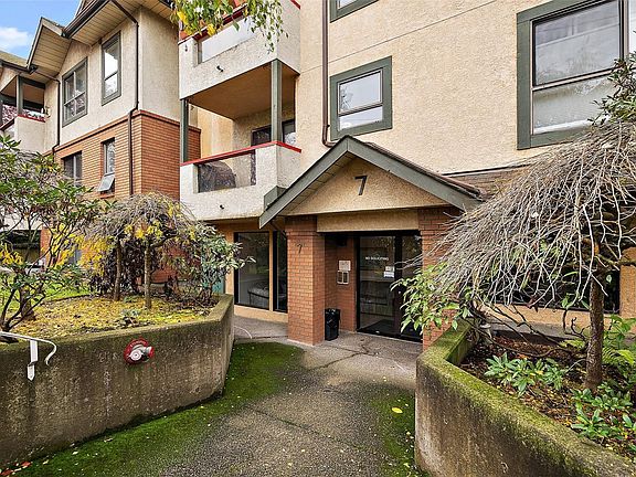 3rd image of 7 Gorge Rd W #202