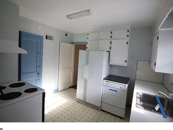2nd image of 4648 Woodland Ave