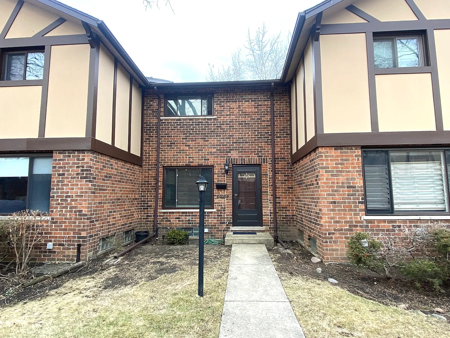 18W268 Standish Ln photo 1