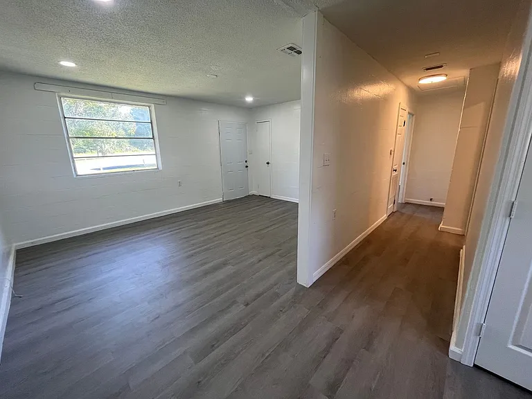 803-828 Floyd St NE — Photo 3