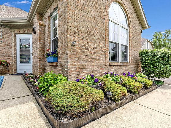5th image of 251 Windemere Cir