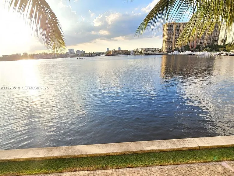 17100 N Bay Rd #1307 — Photo 9