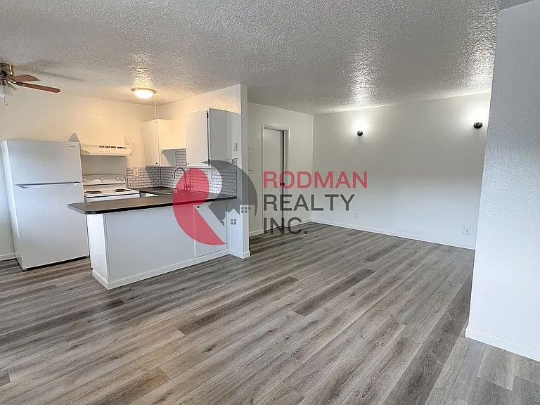 Studio West Apartments — Photo 7