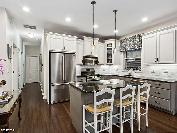 4th image of 2333 N Oakley Ave #1