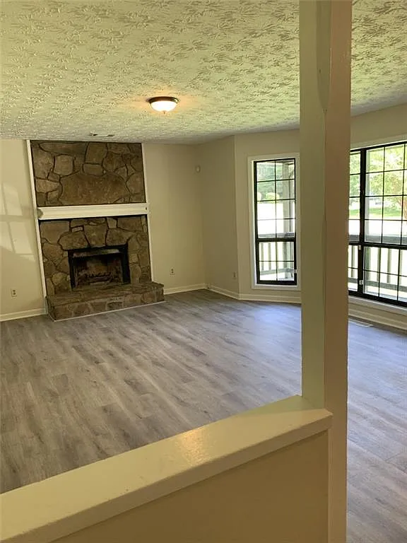 3 bed, 2.0 bath, 1408 sqft, $2,150 — Photo 2