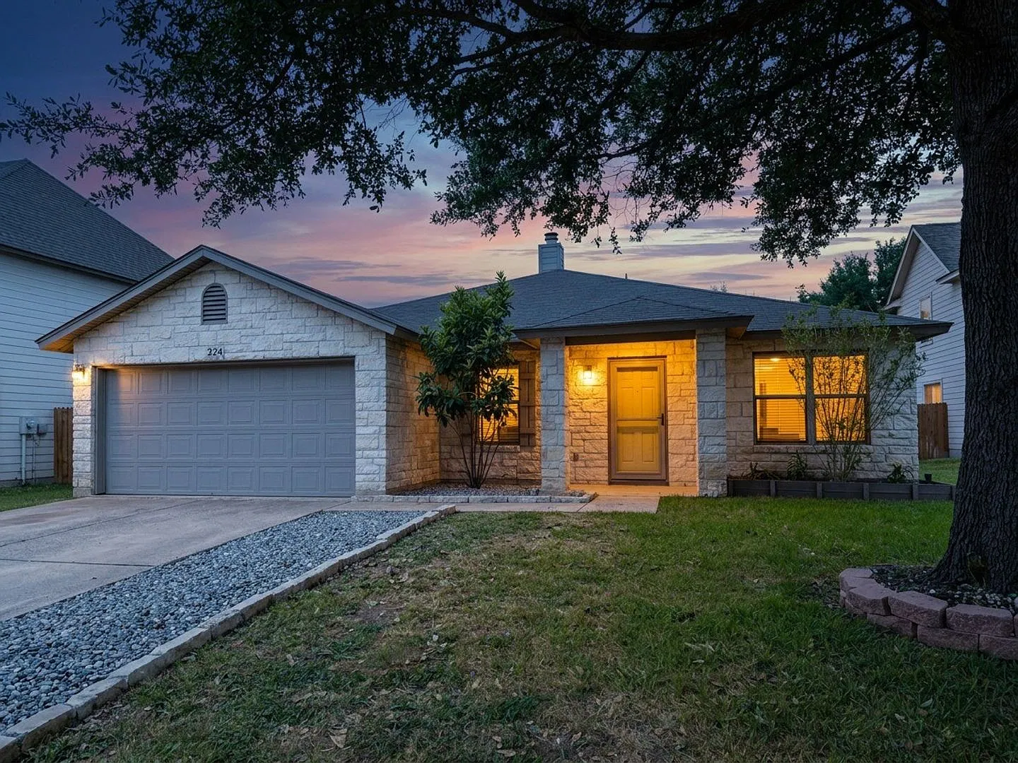 Spacious 3 Bedroom 2 bathroom Home with Wood-Burning Fireplace in Temple — Photo 1
