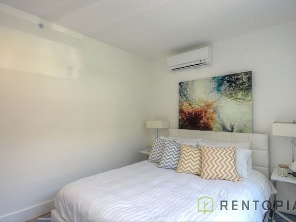 4th image of 10 Lexington Ave #5T