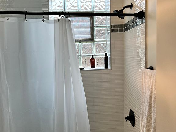 3rd image of 3709 N Hoyne Ave #2A
