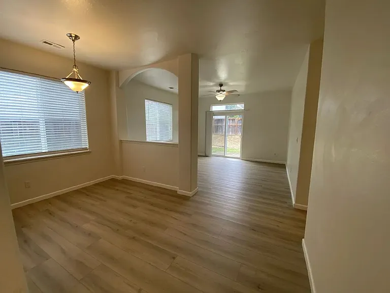 660 Callahan Dr — Photo 3