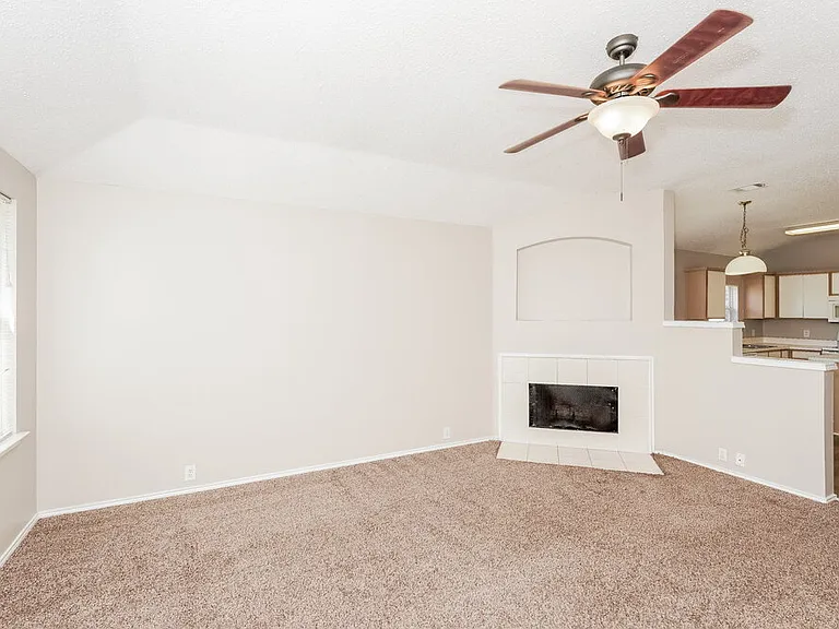 1519 Columbia Dr — Photo 4
