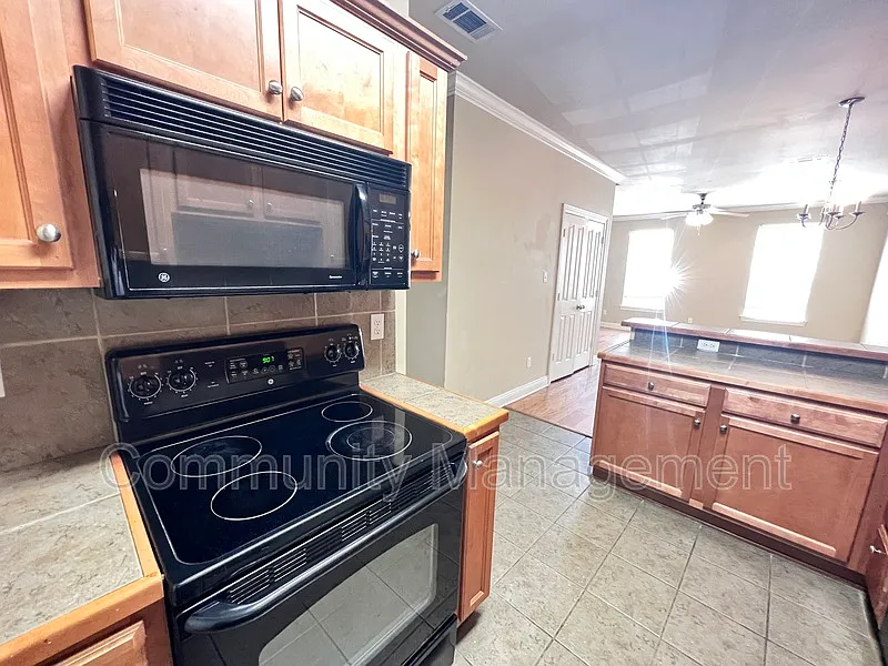 3 bed, 3.0 bath, 1555 sqft, $1,350 — Photo 3
