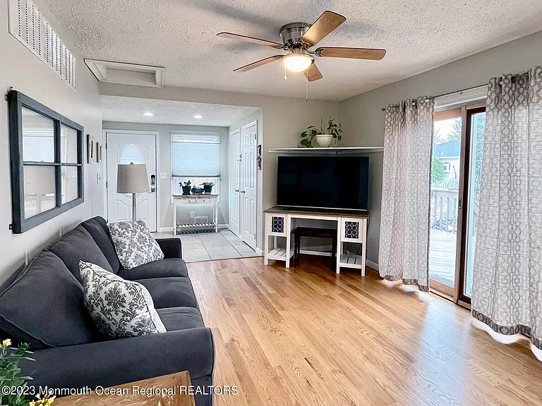 1032 2nd Ave — Photo 2