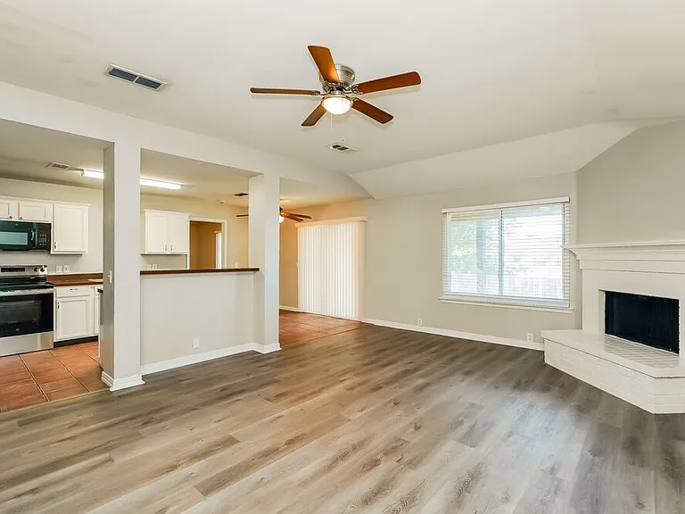 1001 Springcreek Dr — Photo 4