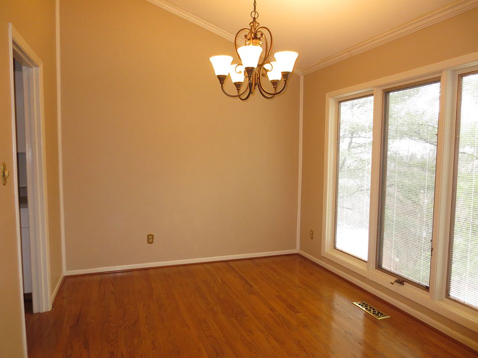 1st image of 304 Hickory Blf