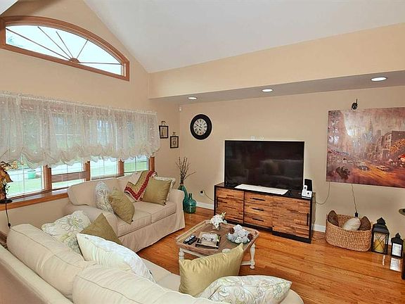 5th image of 10 Jeffrey Ln