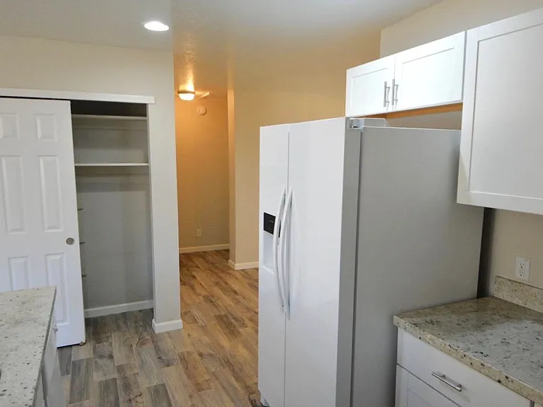 815 E Mountain View Rd — Photo 6