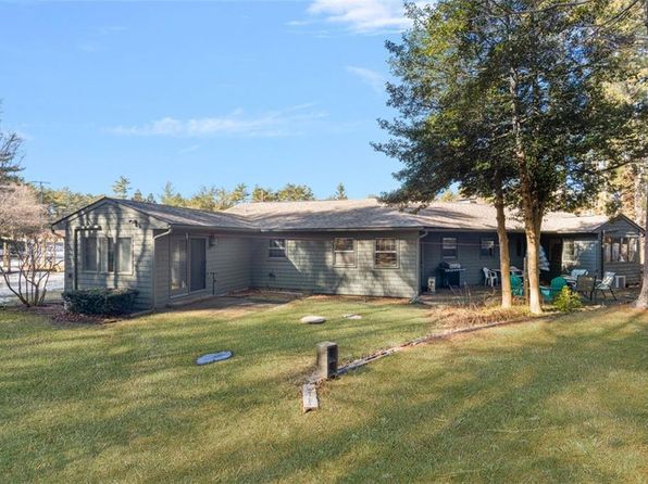 25 Brook Dr, Hope Valley, RI 02832