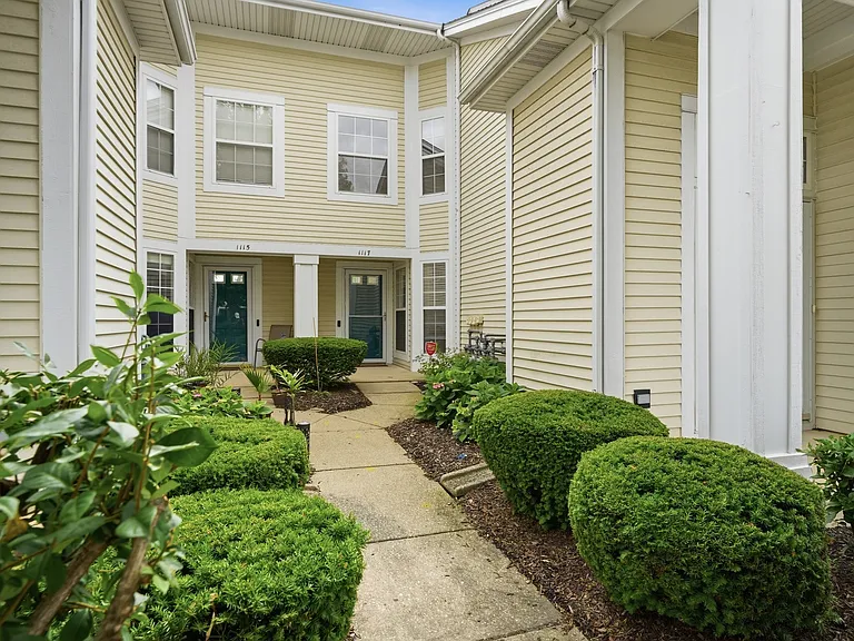 1117 Hawthorne Ln #1117 — Photo 3
