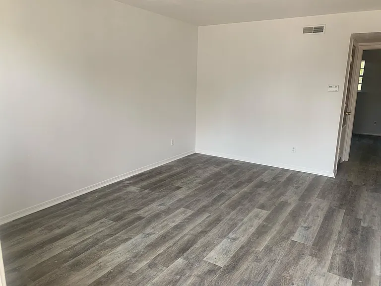 340 W Dogwood St — Photo 2