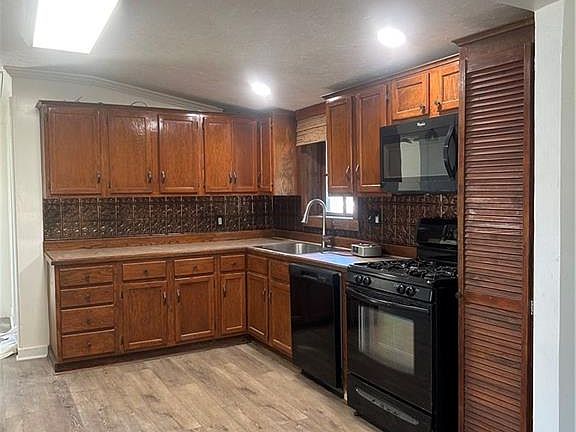 5th image of 210 Holly Moore Dr