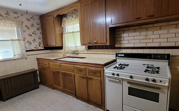 5th image of 1264 Coolidge Ave