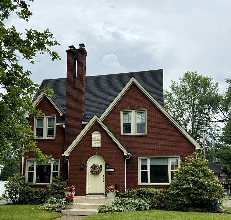 1st image of 2852 Crescent Dr NE
