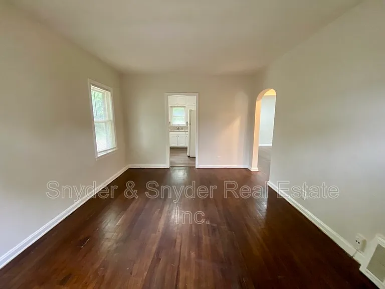 1011 Cordova Ave — Photo 2