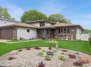 935 Dearborn Cir, Carol Stream, IL 60188