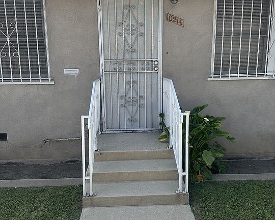 2nd image of 1021 1/2 W 90th St