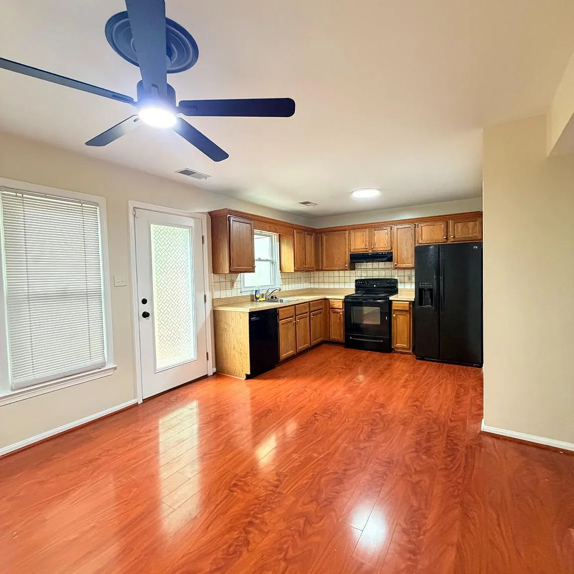 3 bed, 1240 sqft, $2,400 — Photo 3