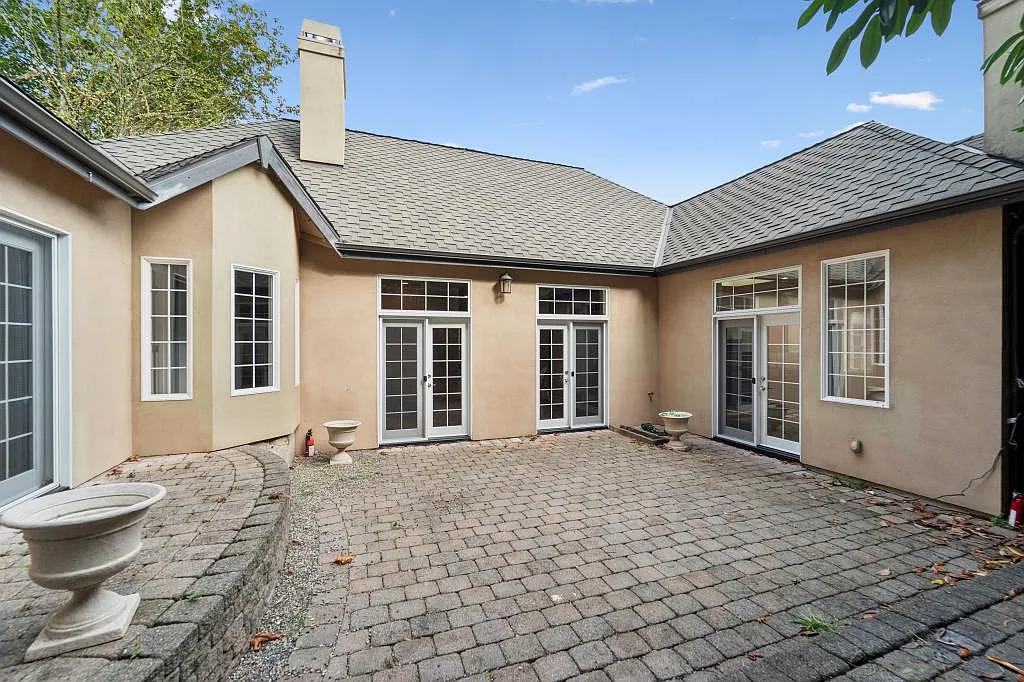 17247 SE 54th Place - 3 bedrooms + den — Photo 4