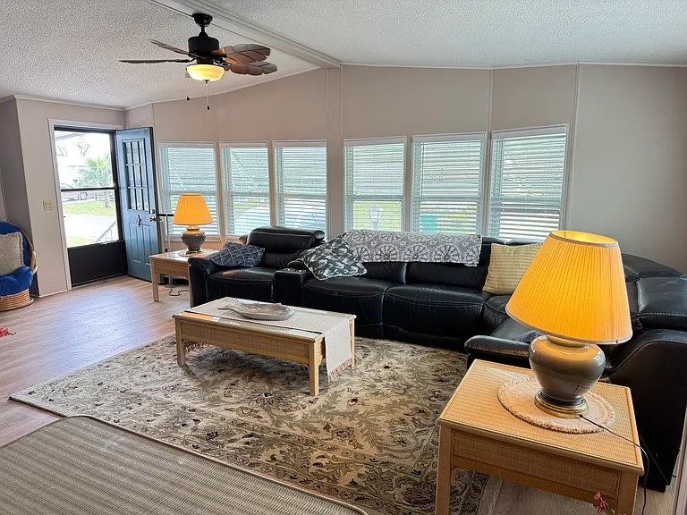 706 Oleander Cir — Photo 8