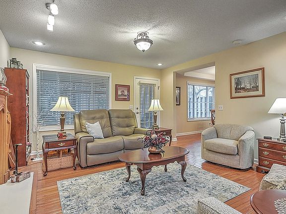5th image of 390 Kriswood Dr