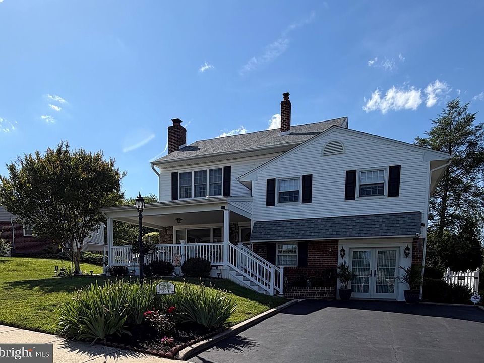 2nd image of 320 Columbia Pl