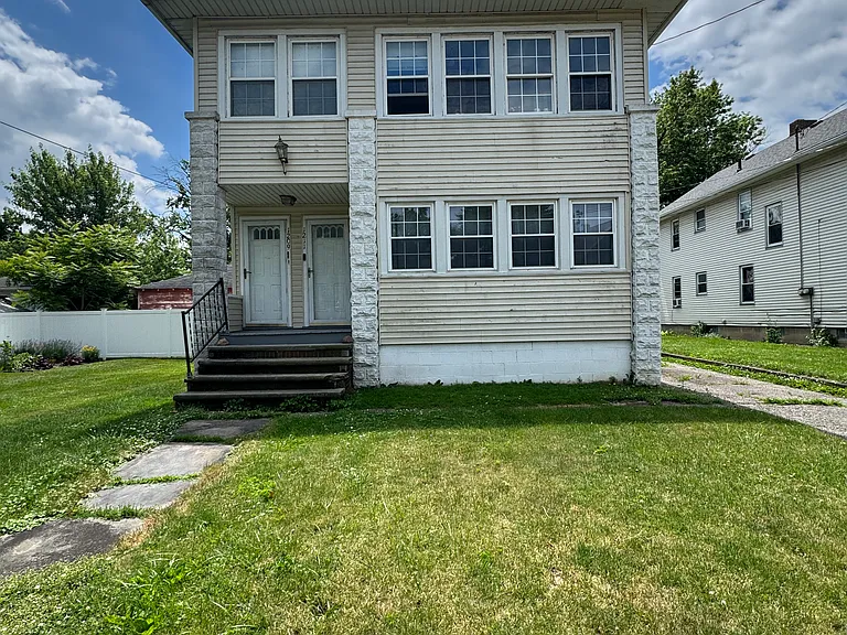 1211 W 7th St — Photo 16