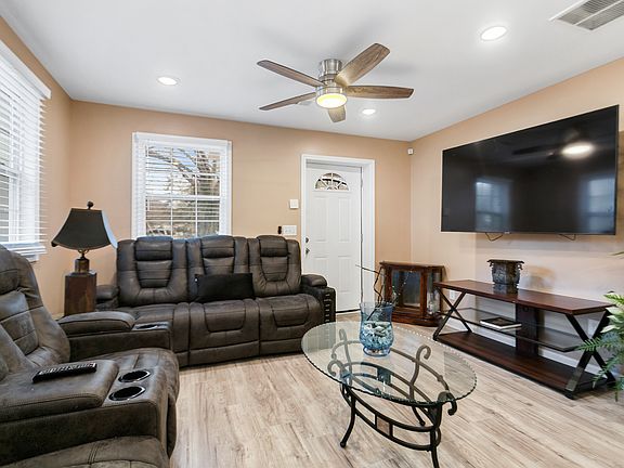 5th image of 142 Hutton Pl NW